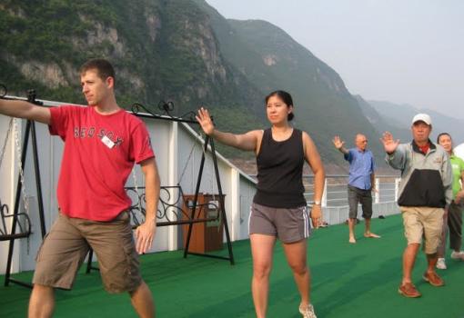 Haciendo Tai-Chi en cubierta mientras admira el paisaje